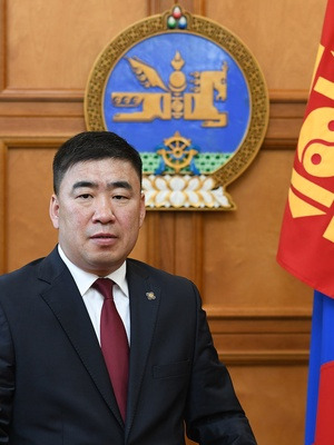 УИХ-ын гишүүн Ц.Идэрбат: Электрон тамхины импортыг хориглосон ч яахав дээ. Тэглээ гээд янжуур тамхины хэрэглээ нэмэгдчихгүй. Татвар бүрдүүлэлтэд сөргөөр нөлөөлөөд байхгүй